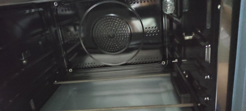 美的初见电子式家用多功能电烤箱35L智能家电请问这款美的烤箱PT3520W下面四只脚的距离（含脚本身）多少？我想看看能不能放到我的四脚架上？