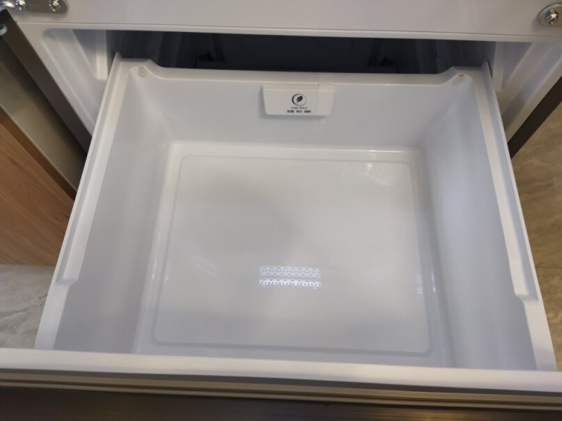 容声Ronshen319升变频一级能效法式多门四门冰箱家用风冷无霜超薄大容量BCD-319WD11M这冰箱抽屉全是塑料的啊，而且很薄，会不会容易裂开？冷冻室也是塑料的？