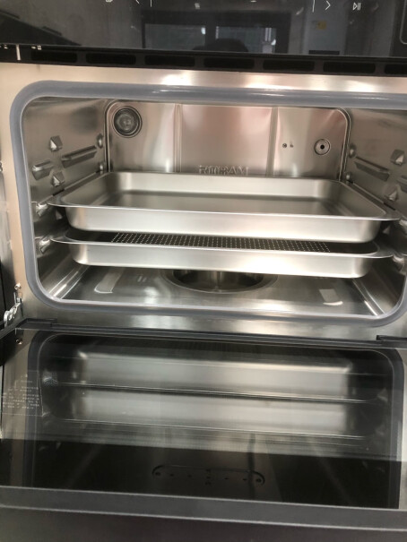 老板R075嵌入式电烤箱家用60L大容量内嵌式多功能烘焙烤箱在使用时，蒸箱有前置散热，这样会不会烫伤人呀？尤其家里有小孩的？