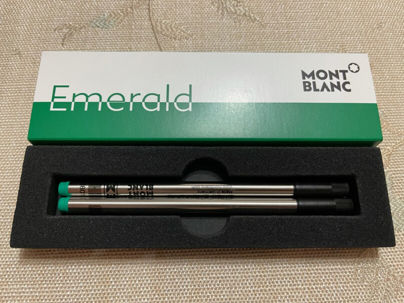 MONTBLANC万宝龙两支装祖母绿色签字笔笔芯M你好，你们的笔芯的规格怎么认？确认？