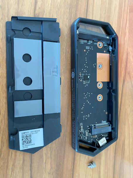 华硕ROG幻影STRIX ARION M2硬盘盒是否可以装两个1T的SSD？