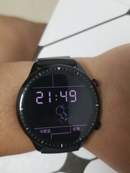 Amazfit GTS 2 运动手表才用不到一个月看着玻璃盖边上的里边有几个小点会反光跟掉漆了一样，你们的有没有这种情况？