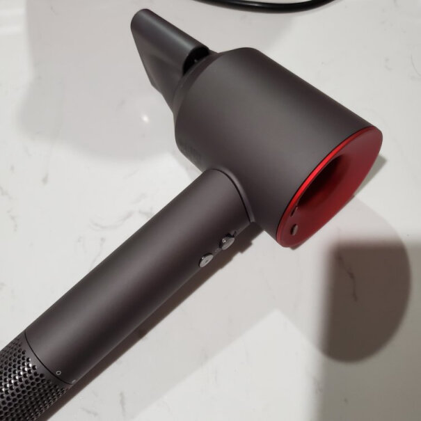 戴森Dyson HD03中国红吹风机为什么不同颜色重量不一样呢？重不重啊？