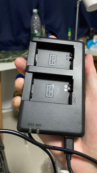 沣标(FB) NP-FW50 双槽充电器电池耐用吗？我的买回来余电63，连续拍了二十来张，电量只剩56了，正常吗？