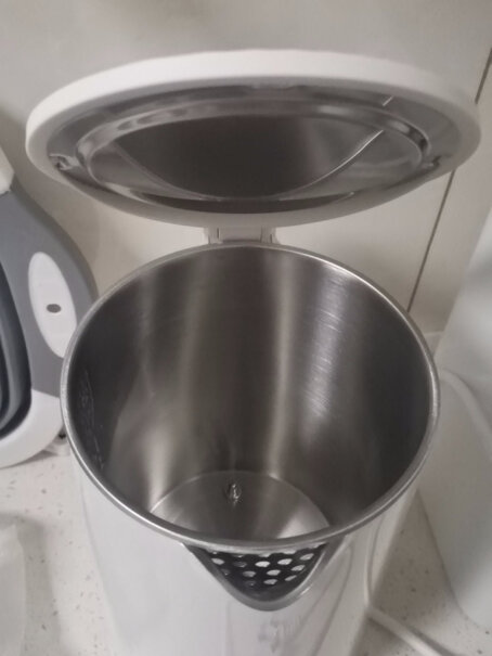 苏泊尔1.5L容量烧水壶数字显温水壶和底盘是分离的吗？