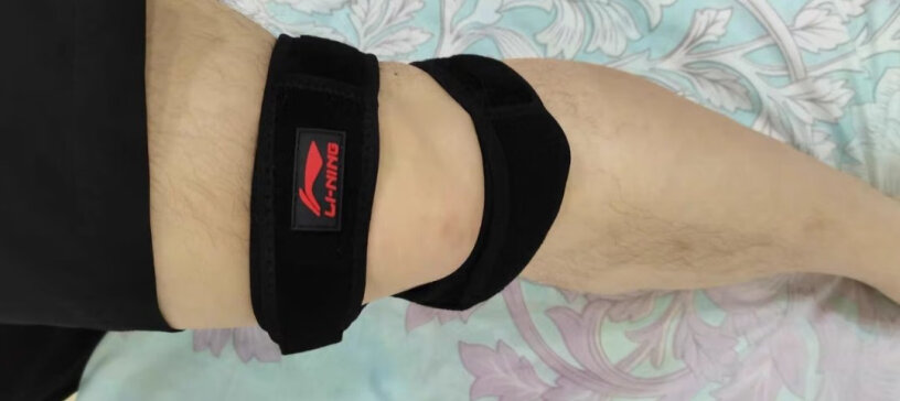 李宁髌骨带运动护膝护具固定式加压半月板保护髌腱护膝护腿这个产品是否分左右？