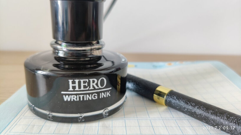 英雄钢笔黑绒砂铱金钢笔美工笔明尖6006整个笔身是全金属的吗？还是有部分塑料的？