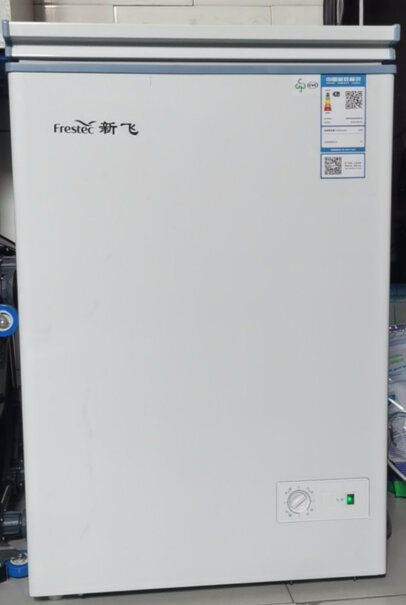 新飞96升冷藏冷冻转换迷你家用冰柜小冷柜一级能效冰柜的散热位置在正面吗？