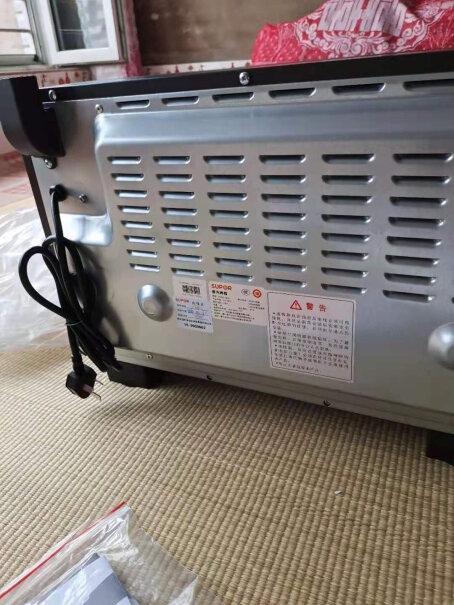 苏泊尔家用多功能电烤箱35升大容量请问用过的朋友们，这款烤箱上面可以同时放电饭煲或者微波炉吗？会不会被烫坏？