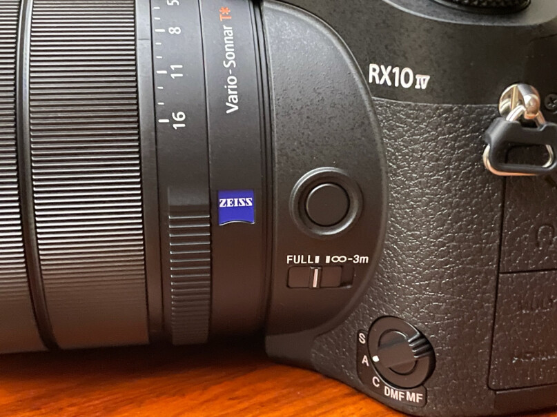 索尼DSC-RX10M3数码相机加上镜头是多重？