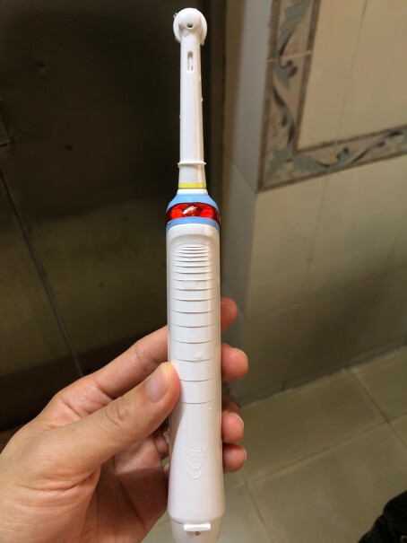 欧乐B电动牙刷成人小圆头牙刷情侣礼物3D声波旋转摆动充电式我刚买的牙刷，中途会停止转动几下是怎么回事？