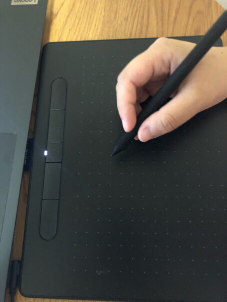 Wacom CTL-4100/K0手绘板使用手感方便程度和带笔的平板哪个好一些？