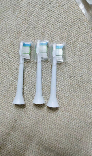 飞利浦PHILIPS电动牙刷头钻石亮白和hx6730带的牙菌斑那个哪个好？