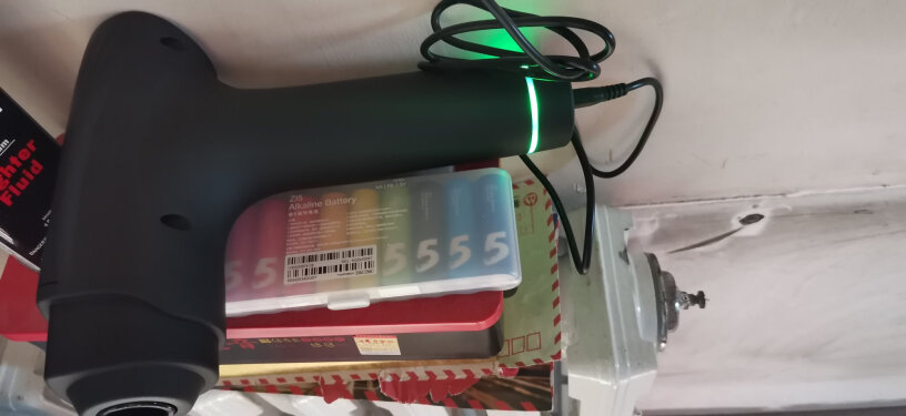 京东京造运动筋膜枪你们的机器充电的时候绿灯和屏幕都会亮着吗？
