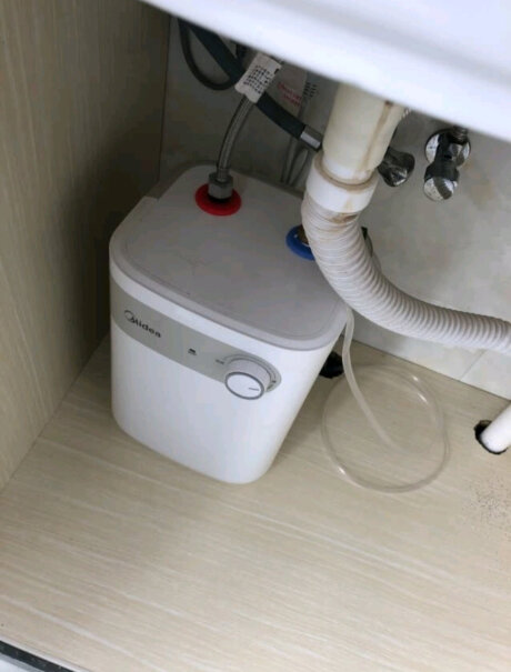 美的6.6升1650W速热升级蓝钻内胆安全防护单位厕所洗手的能带两个水龙头吗？