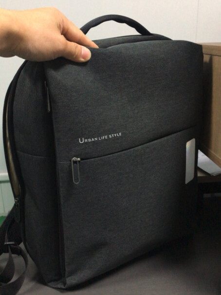 小米极简都市双肩包休闲商务笔记本电脑包15.6英寸背东西重会变形吗？
