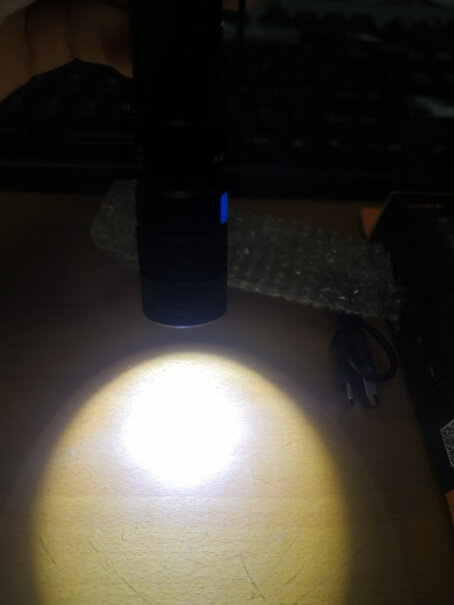 神火A2强光手电筒变焦远射Type-c充电式充电时候是红灯闪烁吗？