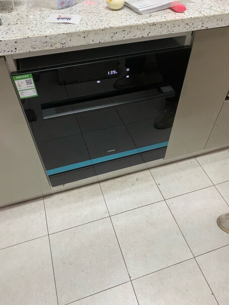 老板WB770A8套升级10套洗消一体嵌入式家用洗碗机你好～请问这款洗碗机有没有送碗碟？
