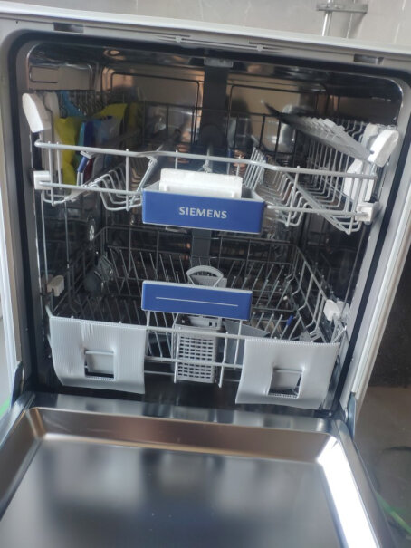 西门子嵌入式家用洗碗机12套大容量新机器送来的时候有没有送一袋洗碗盐呀？