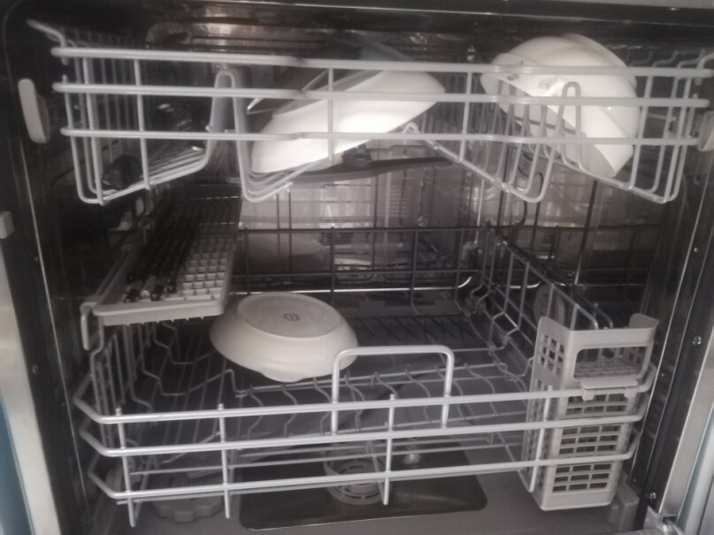 华凌10套洗碗机vie7家用嵌入式全自动台式买回来的时候里面有没有刺鼻的味道？
