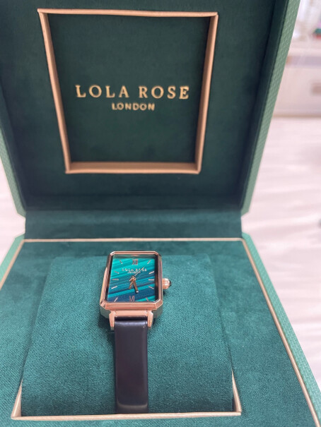 LolaRose手表女满天星英国时尚石英方形女士手表礼物手表防水吗？