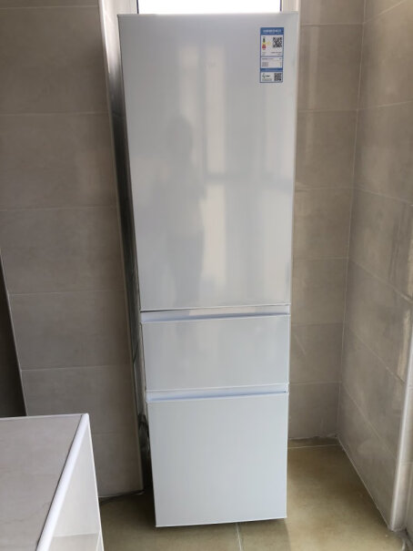 TCL200升三门电冰箱你们上层的密封带是比下面两层都要厚吗？还是松了？