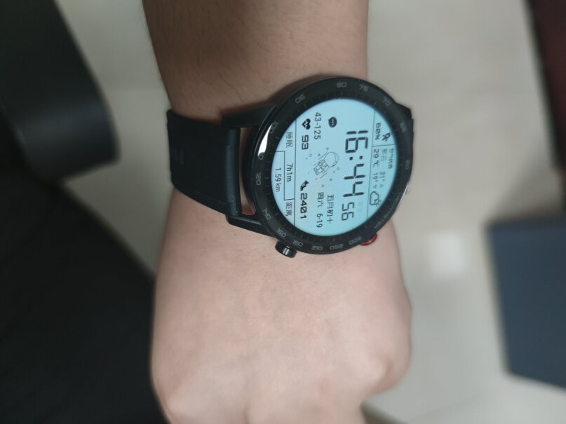 荣耀手表2 42mm 玛瑙黑之前买的迪卡侬w900表带太硬，请问这款的表带柔软吗？