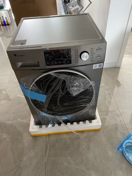 小天鹅烘干机直排式家用干衣机请问你们烘干机门上有微弱的静电么。。。