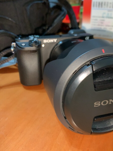 索尼 Alpha 6400 微单相机这个机型自带取景器吗？