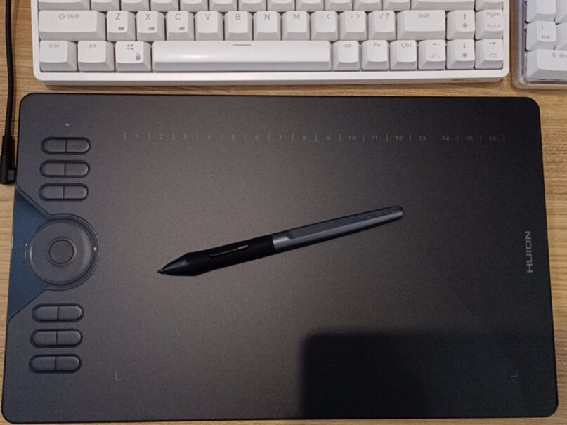 绘王(HUION) HC16数位板数位笔触屏手感如何？能有纸上手绘的舒适度么？