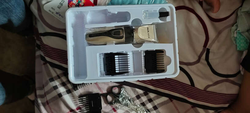 奥克斯剃头理发器电推子成人电推剪婴儿电动剪发器套盒中有围布吗？