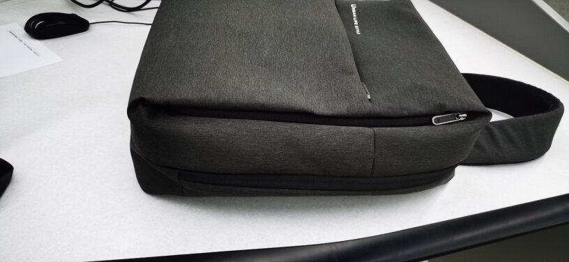 小米极简都市双肩包休闲商务笔记本电脑包15.6英寸适合60后吗？