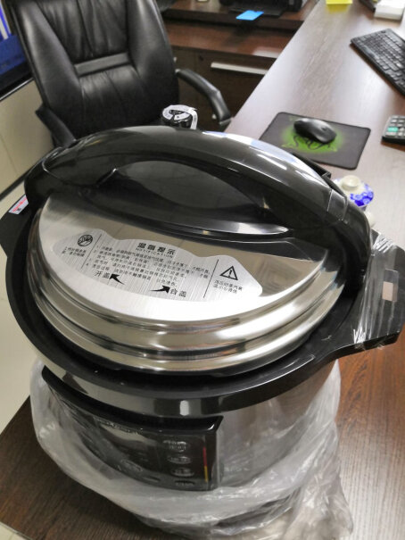 德玛仕商用电压力锅大容量电高压锅锅盖扣好之后松动是正常嘛？