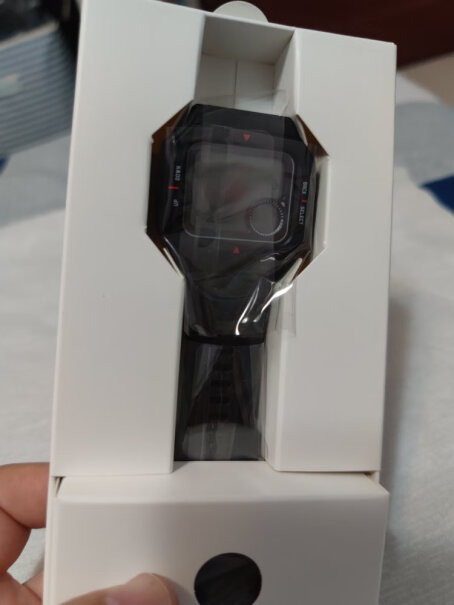 Amazfit 跃我 Neo 手表这个手表是钢化玻璃屏幕吗？