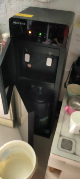 奥克斯饮水机下置式家用立式温热型为什么烧出来的热水有股胶味，能喝吗？