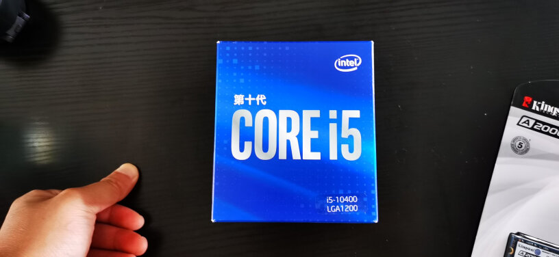Intel i5-10400 盒装CPU处理器我买的这个CPU 上面有一个 正长方形的印子 擦不掉 看着像是被标签粘贴过 CPU看起来到是新的 你们有这种印子吗, 还有 我以前买过5次CPU 都没出现过这种正长方形的标签印子 这一次怎么有呢。