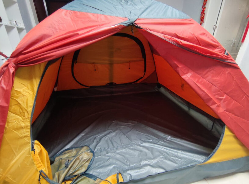 牧高笛防大风防暴雨铝杆三季三人双层帐野外野营帐篷这个在室内地板上可以用吗？如何固定？
