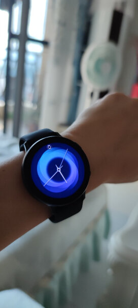 三星Galaxy Watch Active2黑色手表。边框是亮光还是哑光的。