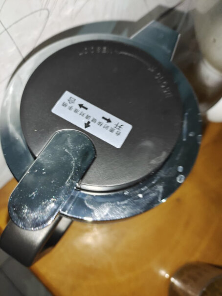 志高电热水壶304不锈钢保温打开盖子才能倒水吗？出水开关只能倒一点水？