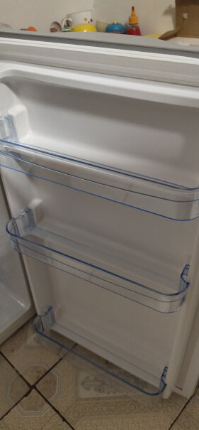 新飞209升三门小冰箱家用小型冰箱带不带冻冰块用的小盒子？