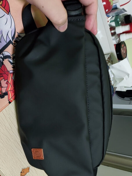 京东京造斜挎包单肩探索者胸包简约大容量背包休闲长时间背着，后面的拉链会磨坏衣服吗？