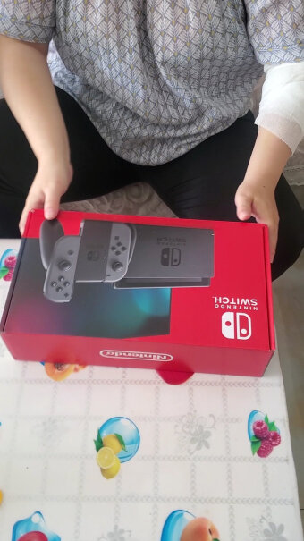 任天堂SwitchNS掌上游戏机续航加强版请问日版的好操作吗？女孩子一枚：小白啥也不懂，可以玩塞尔达和舞动奇迹吗？谢谢各位小哥哥们？