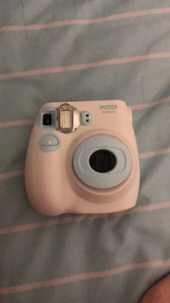 富士instax mini7C相机水蓝色精美礼盒怎么样，有自拍镜嘛？