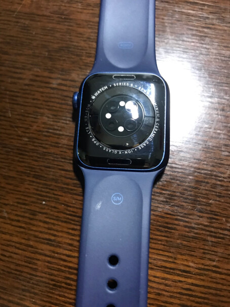 Apple Watch 6 GPS+蜂窝款 44mm深空灰色腕周180mm选40大吗，平常机械表是40的？