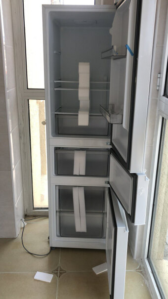 TCL200升三门电冰箱你们上层的密封带是比下面两层都要厚吗？还是松了？