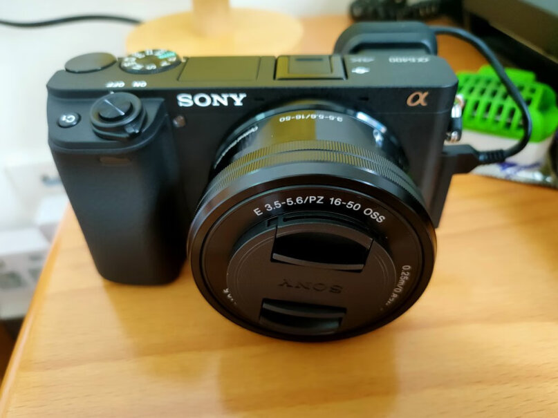 索尼 Alpha 6400 微单相机大家拿到的相机有厚厚的产品说明书吗？为什么我的相机没有，另外相机镜头已经安装在机身上面，是别人退货？