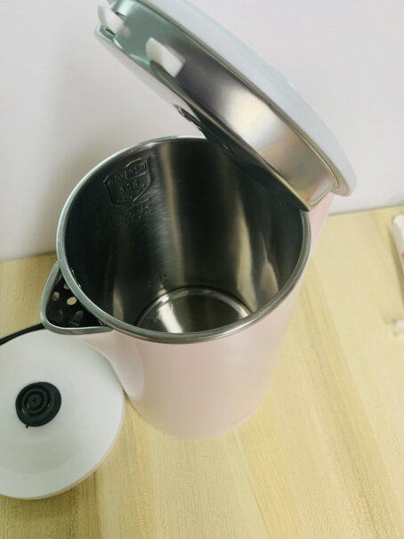 志高电水壶烧水壶电热水壶不锈钢双层防烫外面是不锈钢的还是塑料的呀？