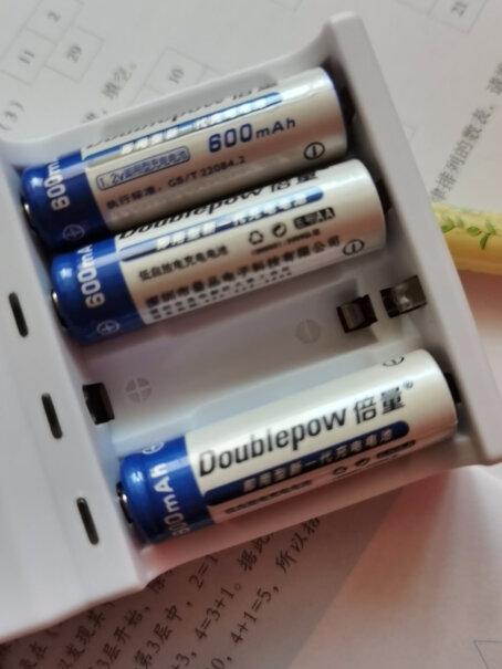 倍量电池充电器套装这电池自带保护板吗？低电压保护有吗？