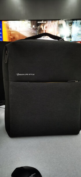 小米极简都市双肩包休闲商务笔记本电脑包15.6英寸适合60后吗？