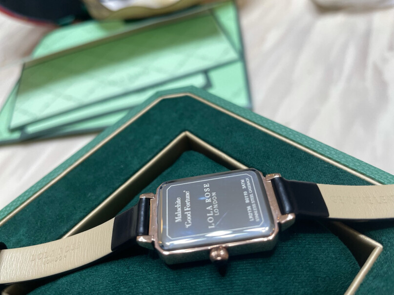 LolaRose手表女满天星英国时尚石英方形女士手表礼物这个小绿表跟那个圆盘紫色满天星那个好些？